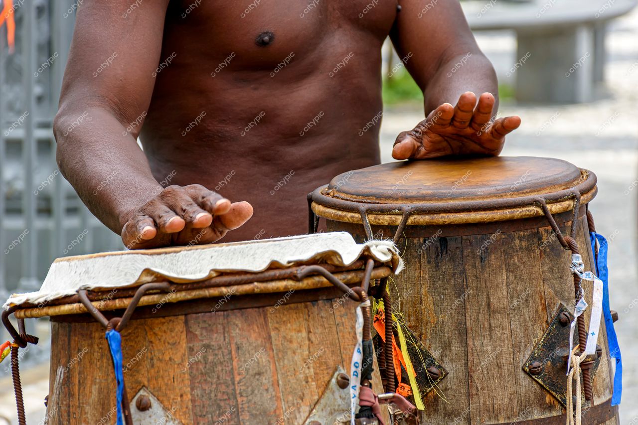 Músico tocando congas em Pelourinho, Salvador, Bahia: ritmo e cultura vibrante