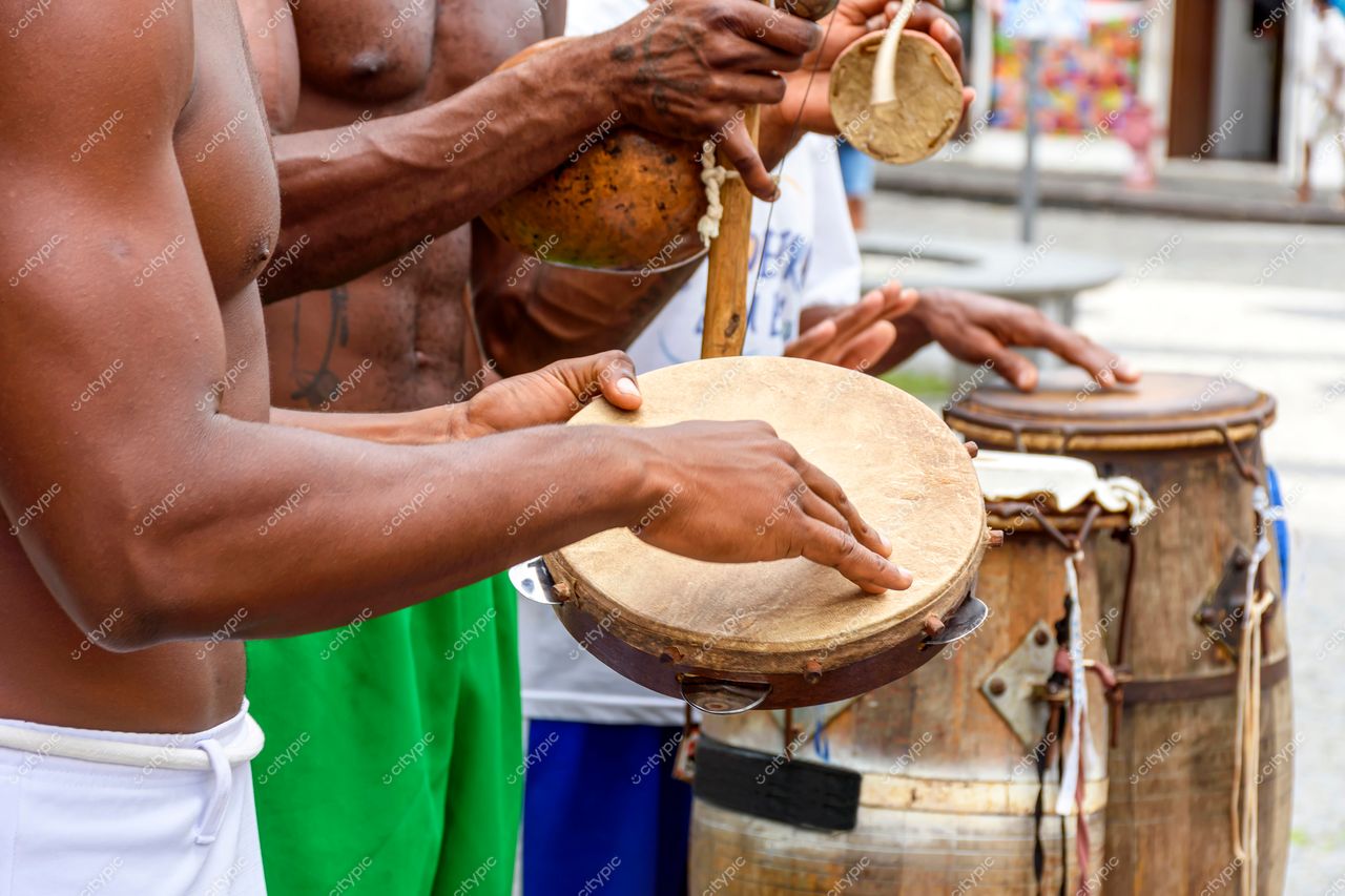 Pelourinho em Festa: Músicos Percussionistas Encantam Salvador, Bahia com Ritmos Afro-brasileiros