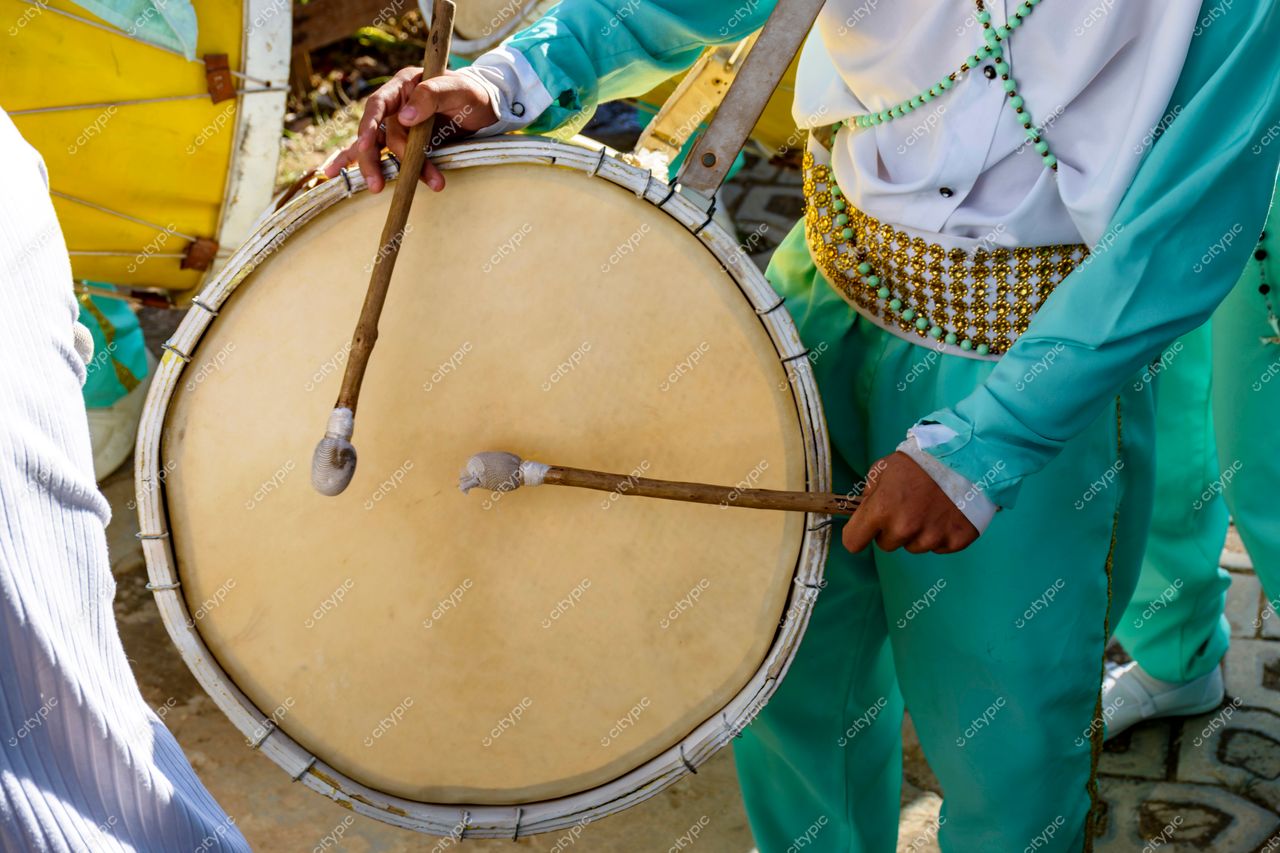 Tambor sendo tocado em festa tradicional de Belo Horizonte, Minas Gerais, Brasil