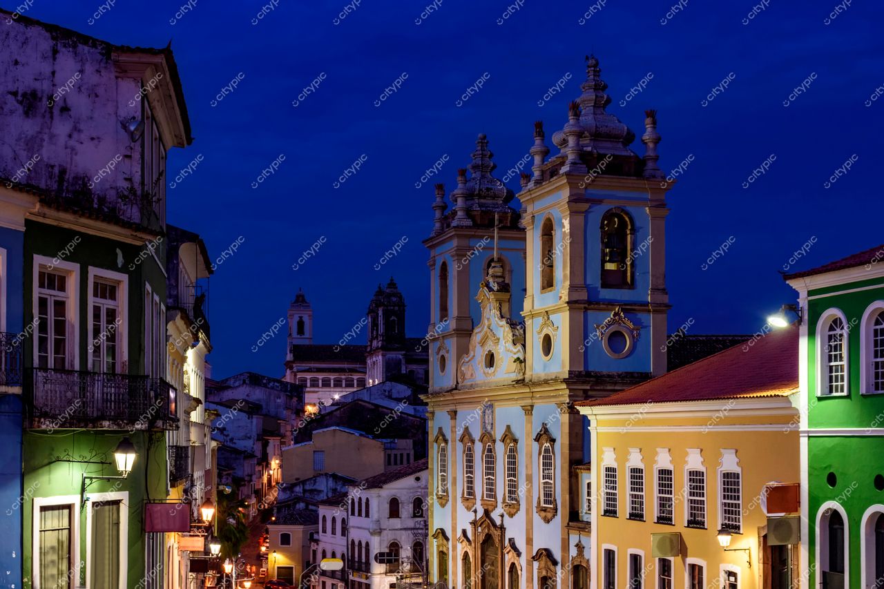 Pelourinho, Salvador: Noite encantadora entre fachadas coloridas e igrejas ornamentadas