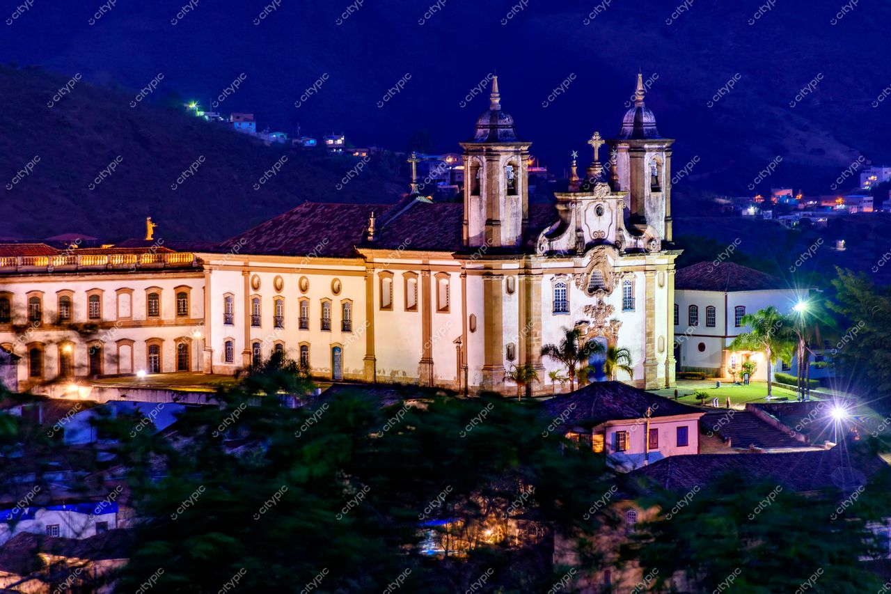 Ouro Preto, Minas Gerais: Vista Noturna da Arquitetura Barroca e Charme Histórico