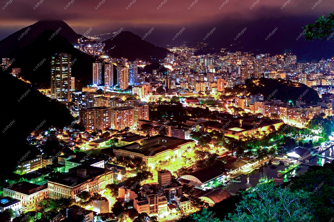 Centro do Rio de Janeiro à noite: harmonia entre natureza e urbanidade