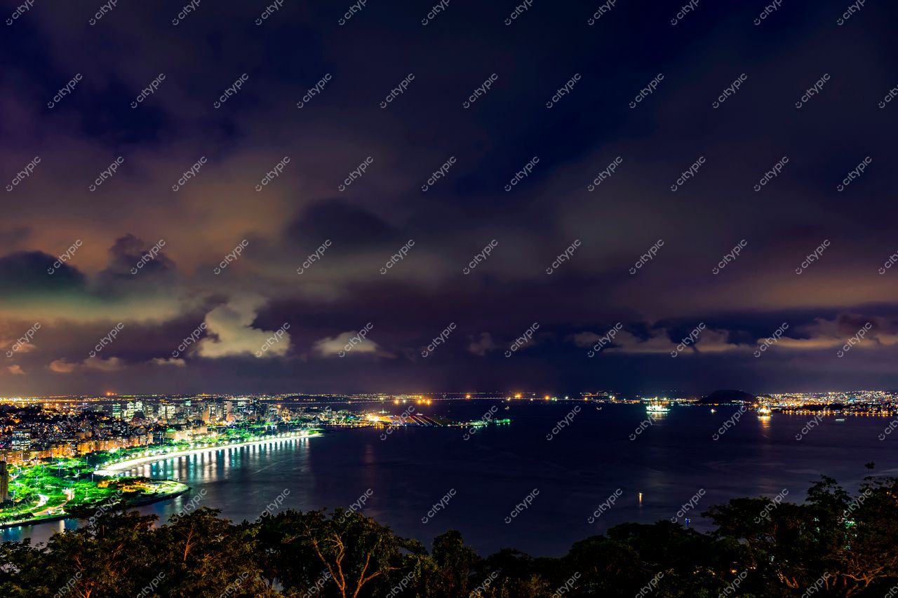 Centro do Rio de Janeiro à Noite: Um Espetáculo de Luzes e Cores