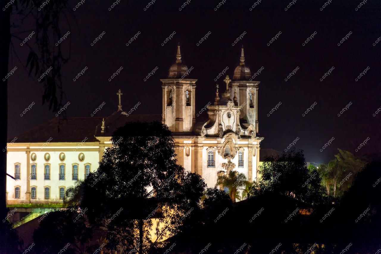 Ouro Preto, Minas Gerais: A majestosa Igreja de São Francisco de Assis iluminada na noite misteriosa
