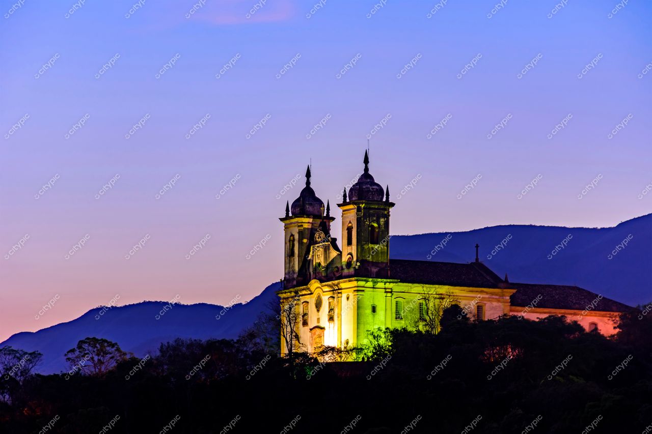 Ouro Preto, Minas Gerais: Igreja de São Francisco de Assis sob o crepúsculo histórico