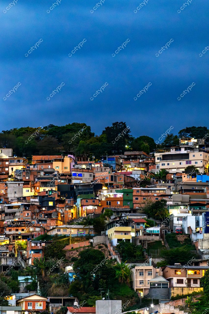 Comunidade ao Entardecer: Vista Panorâmica de Belo Horizonte, Minas Gerais, Brasil