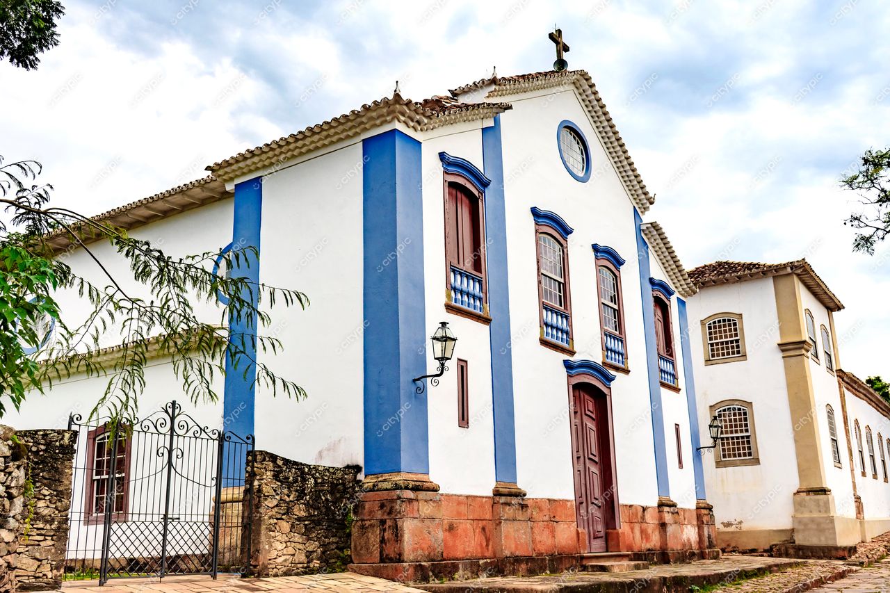 Tiradentes, Minas Gerais: Fachada histórica em azul e branco com charme colonial