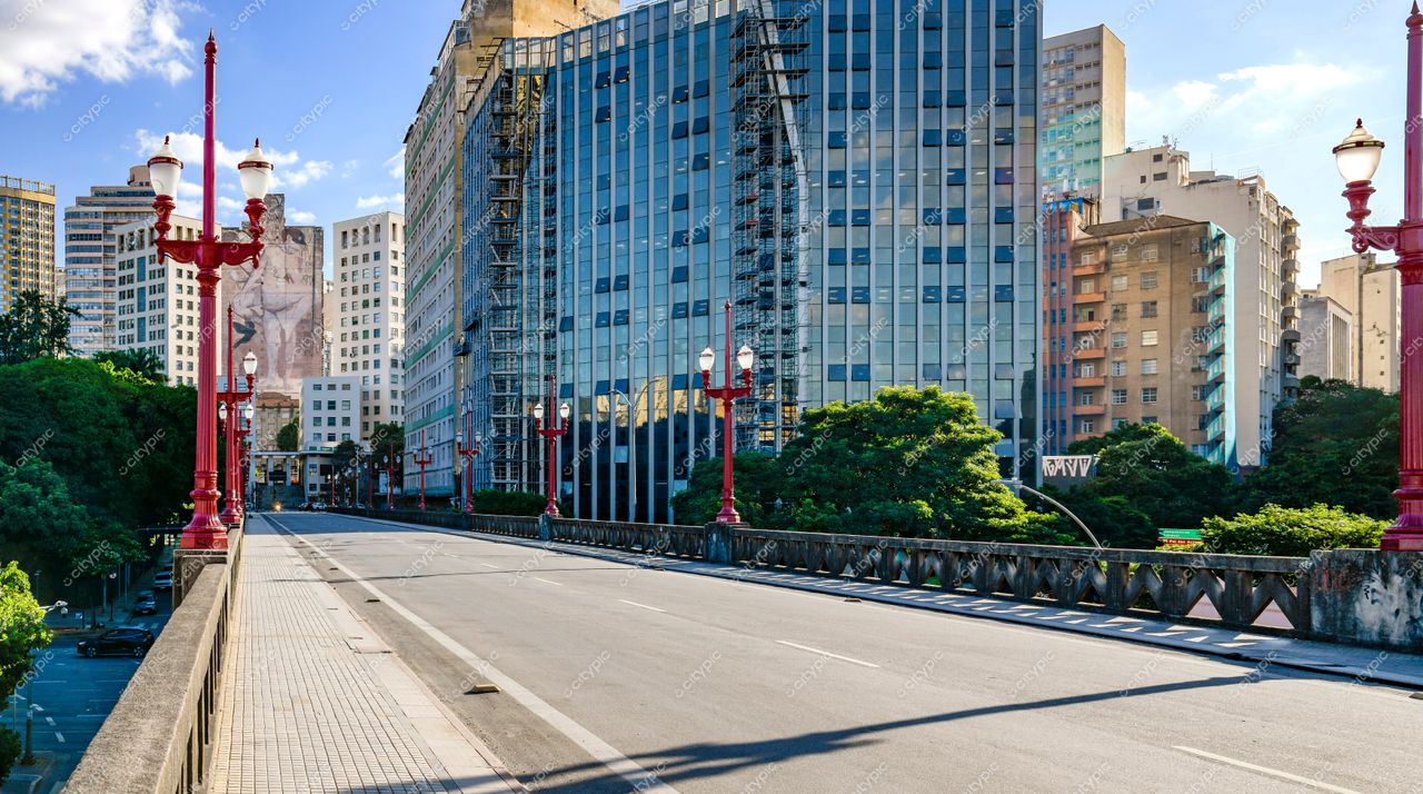 Ponte decorada com postes de luz vermelhos no Centro de Belo Horizonte, Minas Gerais: harmonia entre o urbano e o natural