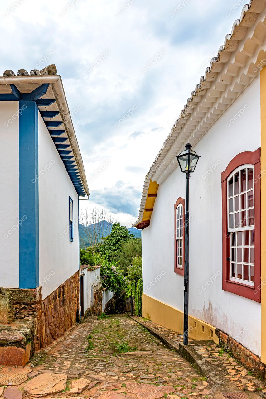 Tiradentes, Minas Gerais: Rua charmosa com casas coloridas e vegetação exuberante