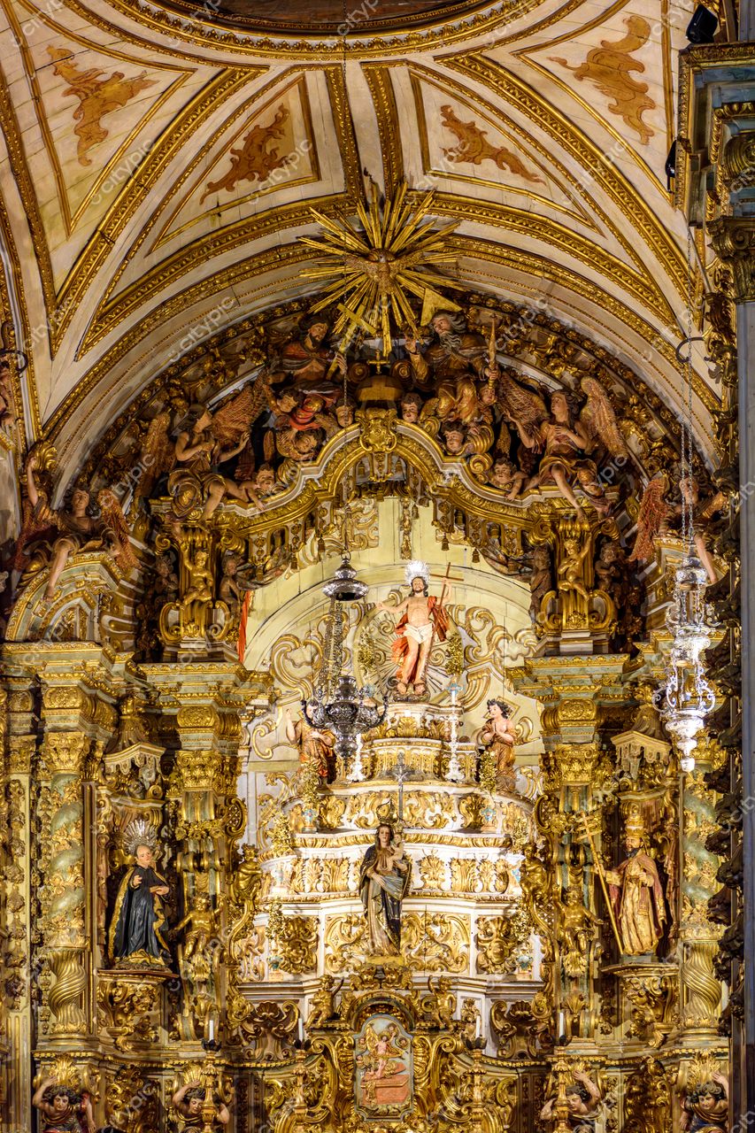 Ouro Preto, Minas Gerais: Altar Majestoso da Igreja com Detalhes em Ouro e Figuras Religiosas Esculpidas