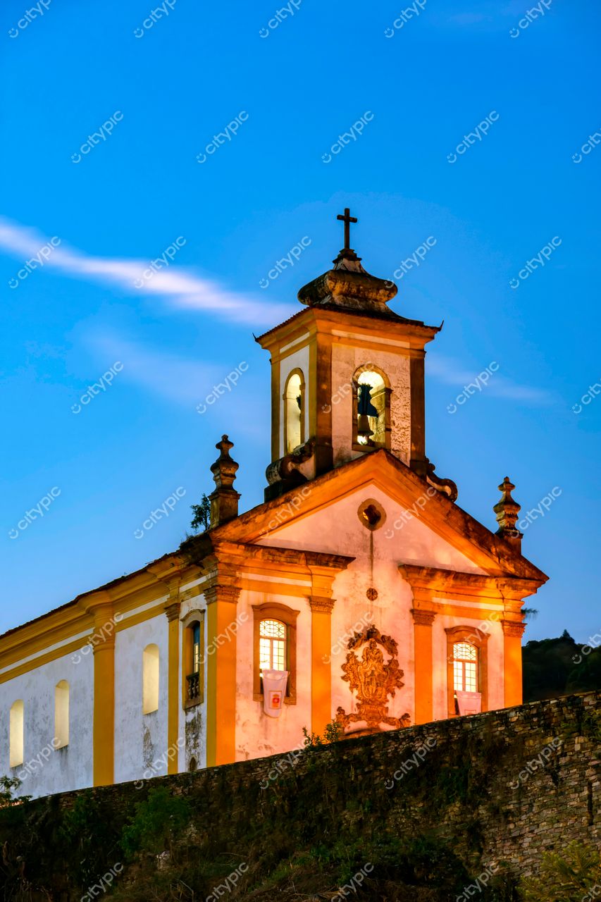 Ouro Preto, Minas Gerais: Igreja colonial iluminada ao anoitecer