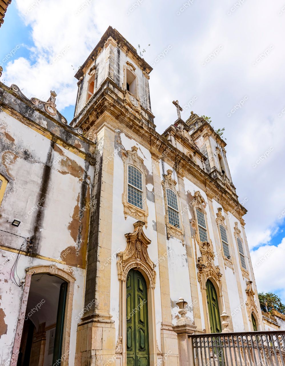 Igreja Colonial no Pelourinho: Reflexos do Barroco em Salvador, Bahia