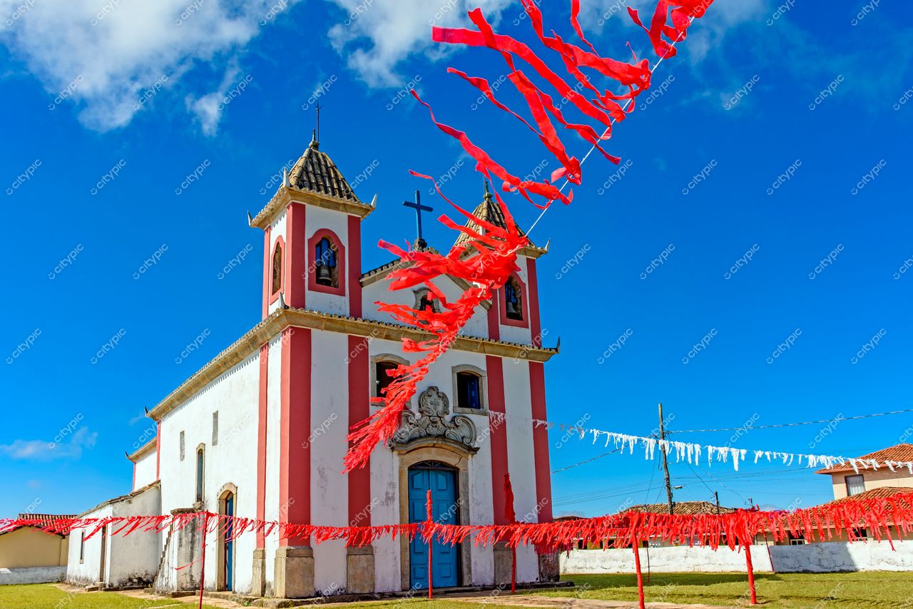 Uma Jornada pela História e Cultura: A Colorida Igreja Histórica sob o Céu Azul