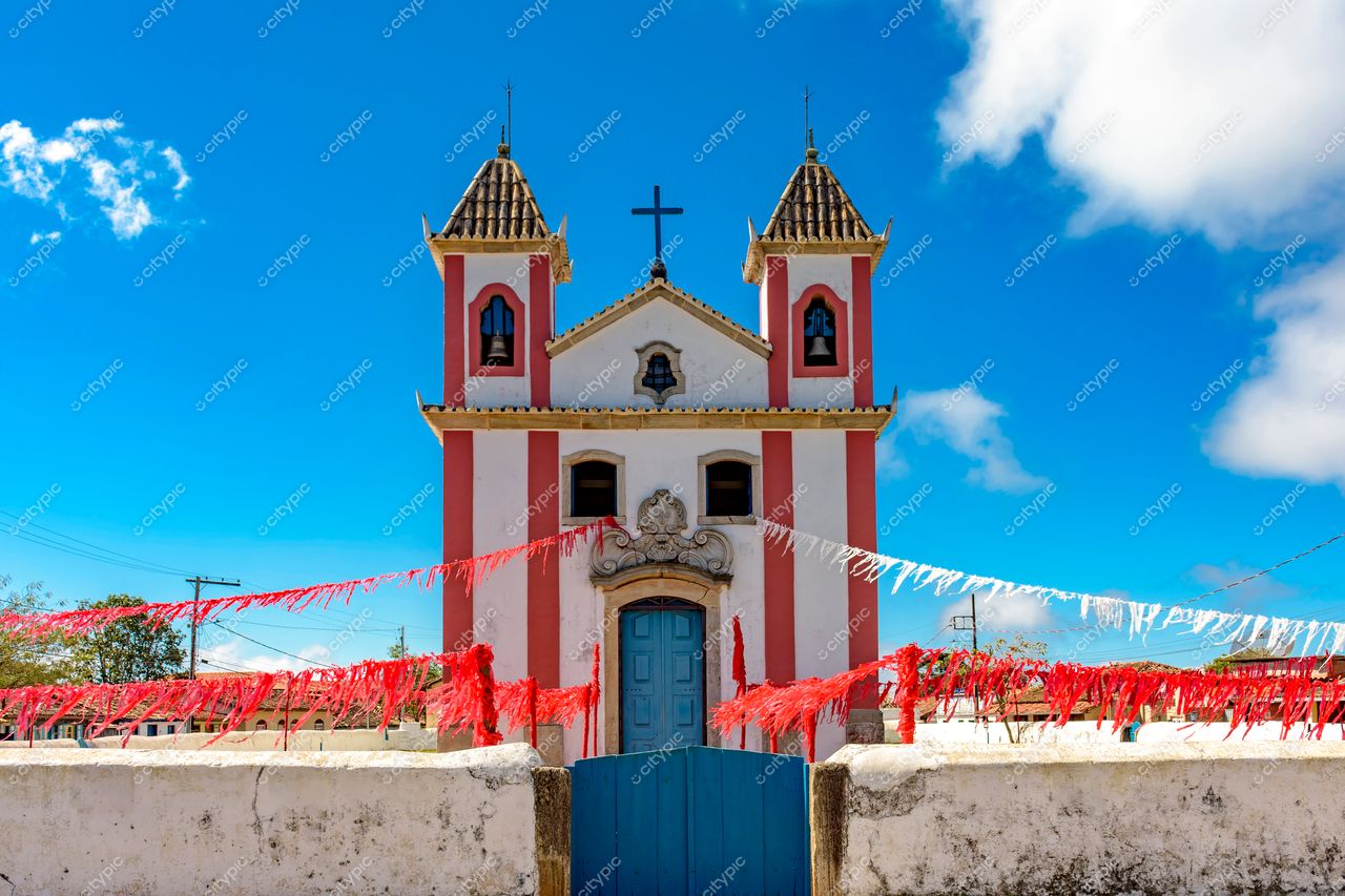 Igreja encantadora: um pedaço da história colonial sob o céu azul vibrante