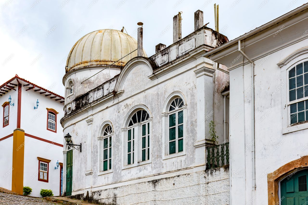 Ouro Preto, Minas Gerais: Antiga construção colonial com cúpula dourada e detalhes arquitetônicos
