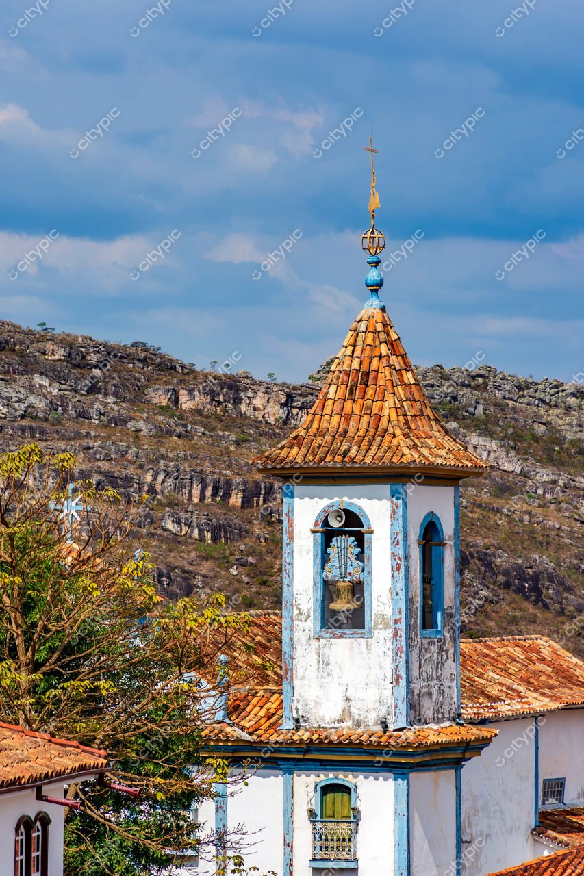 Diamantina, Minas Gerais: Campanário pitoresco em meio às montanhas