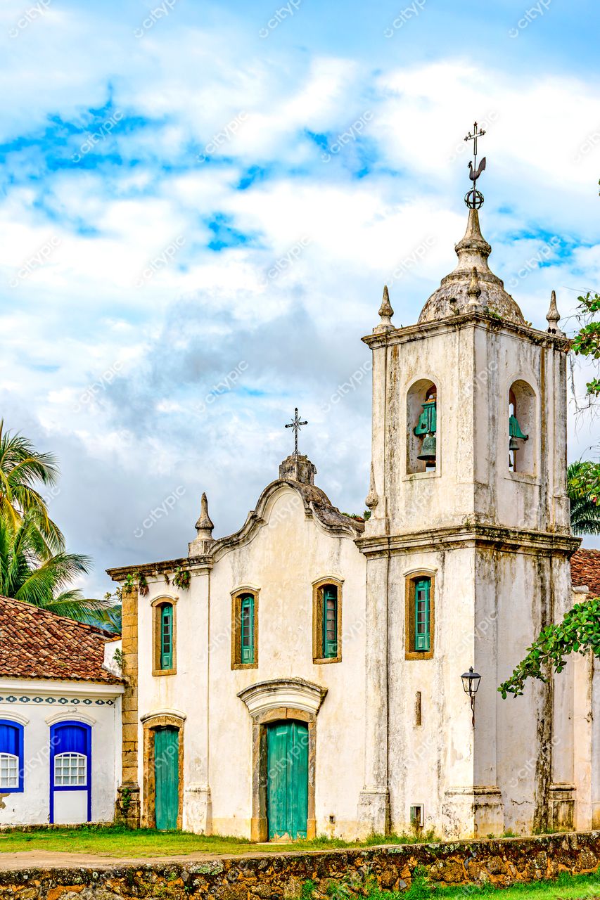 Paraty, Rio de Janeiro: Igreja histórica e arquitetura colonial emolduradas pelo céu azul
