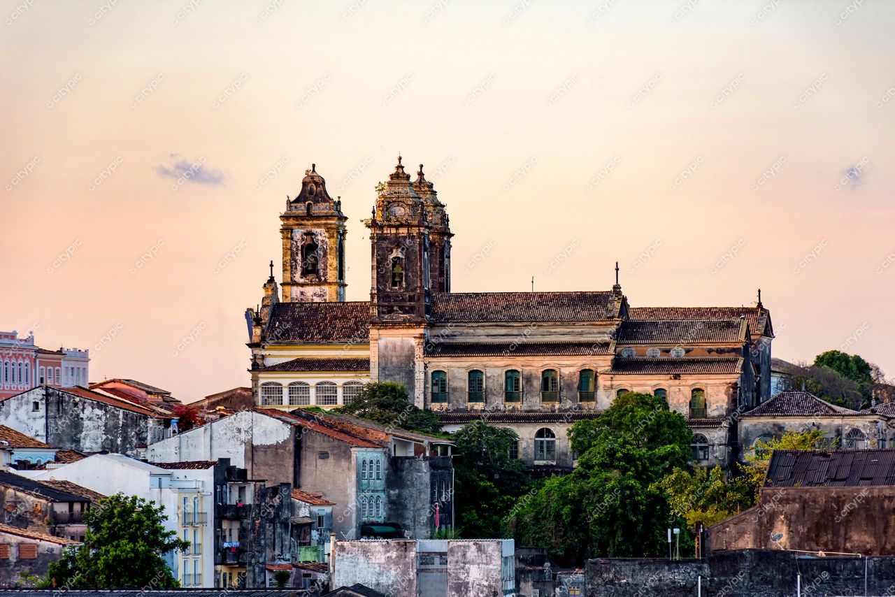 Pelourinho, Salvador: A majestosa arquitetura colonial em destaque ao amanhecer