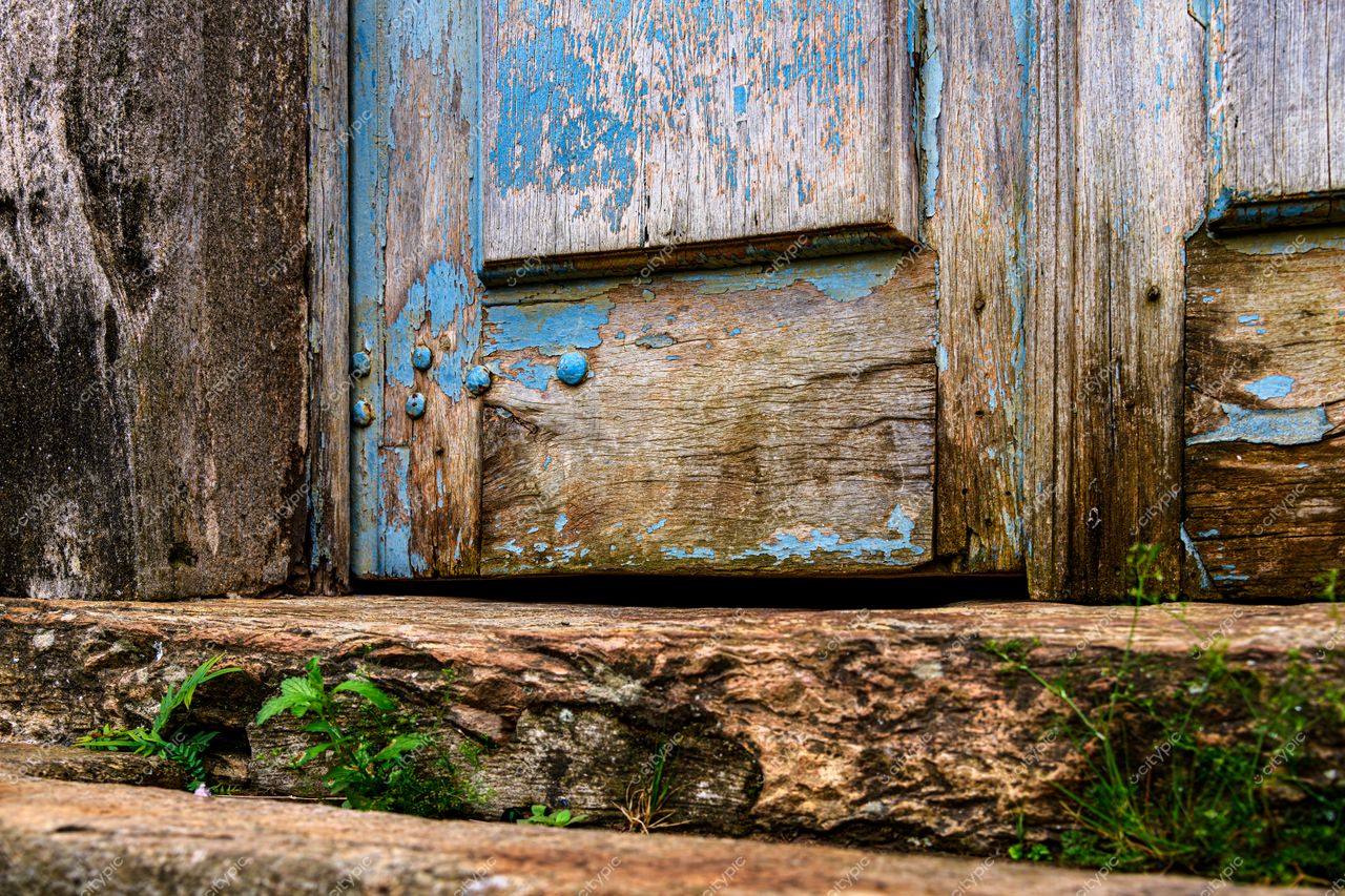 Ouro Preto, Minas Gerais: Porta antiga e desgastada que reflete a história colonial da cidade