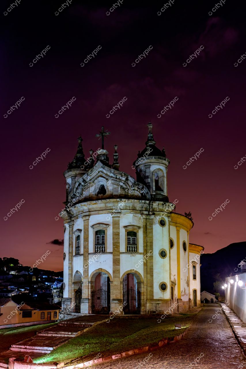 Ouro Preto, Minas Gerais: A imponente Igreja de São Francisco de Assis ao crepúsculo