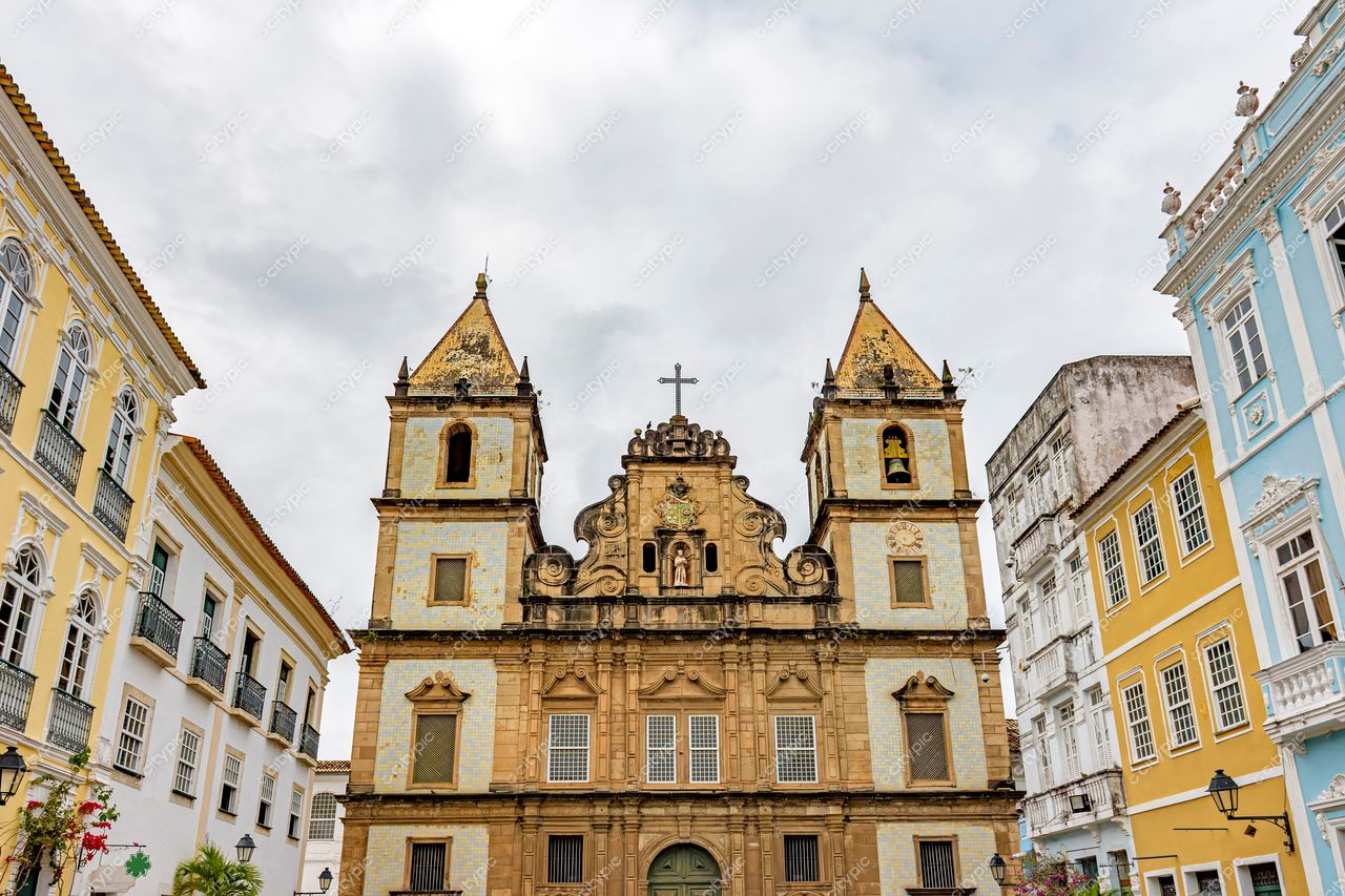 Igreja de São Domingos e a Arquitetura Colorida do Pelourinho em Salvador, Bahia: Um Retrato Barroco da História Brasileira