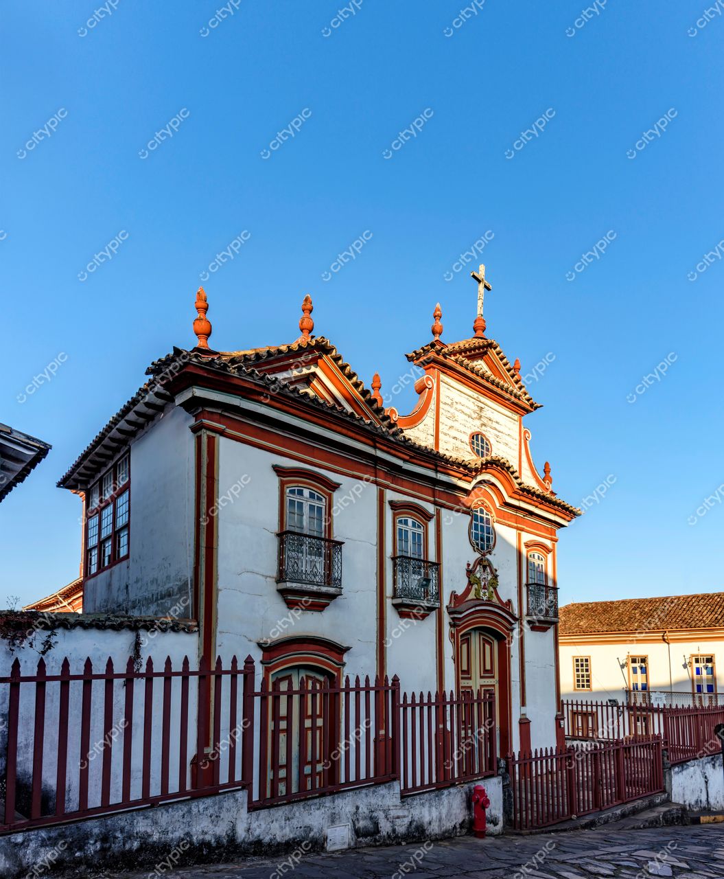 Diamantina, Minas Gerais: Edifício histórico com charme colonial e cruz decorativa