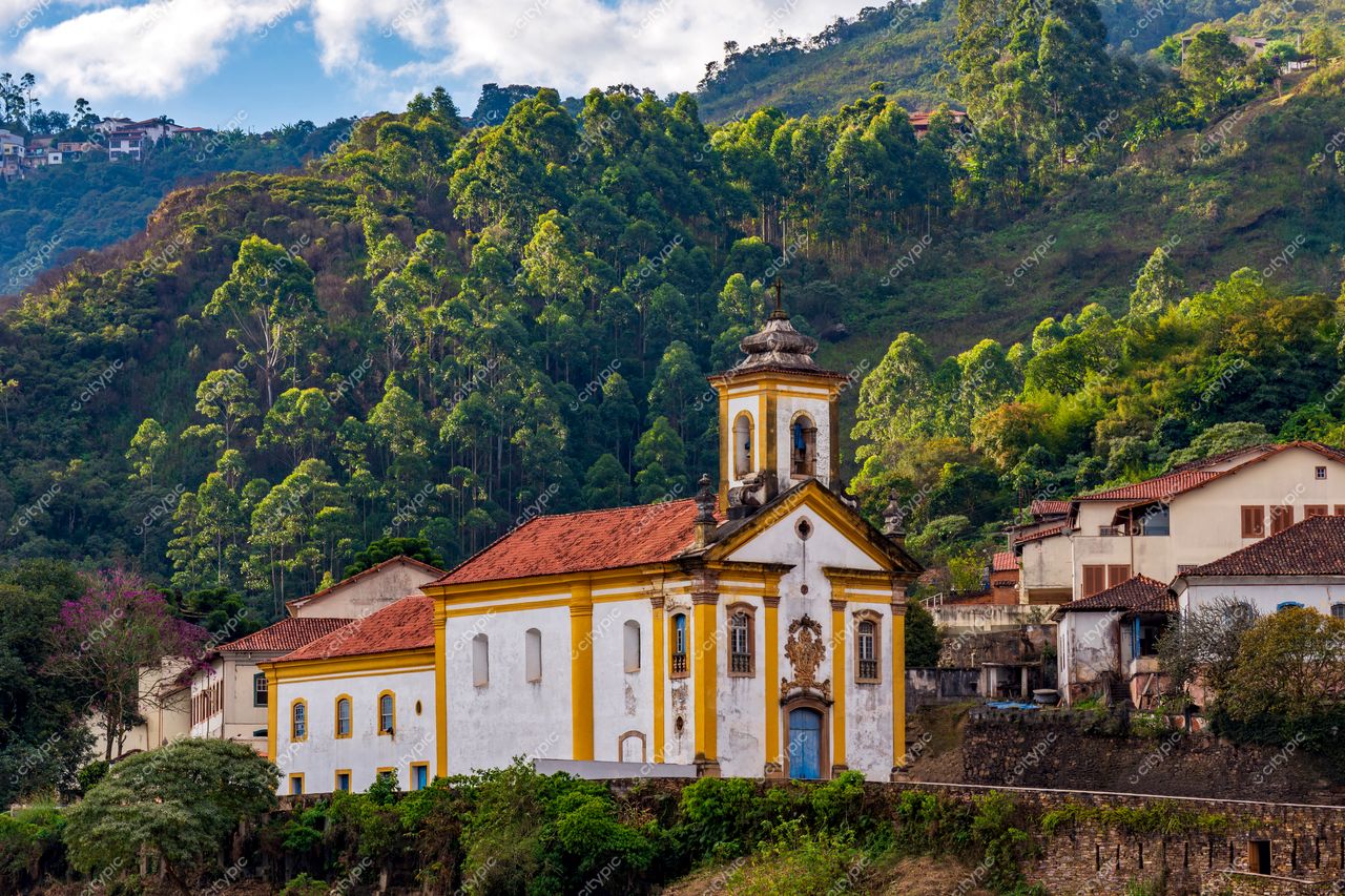 Ouro Preto, Minas Gerais: Igreja colonial em meio às colinas e construções históricas