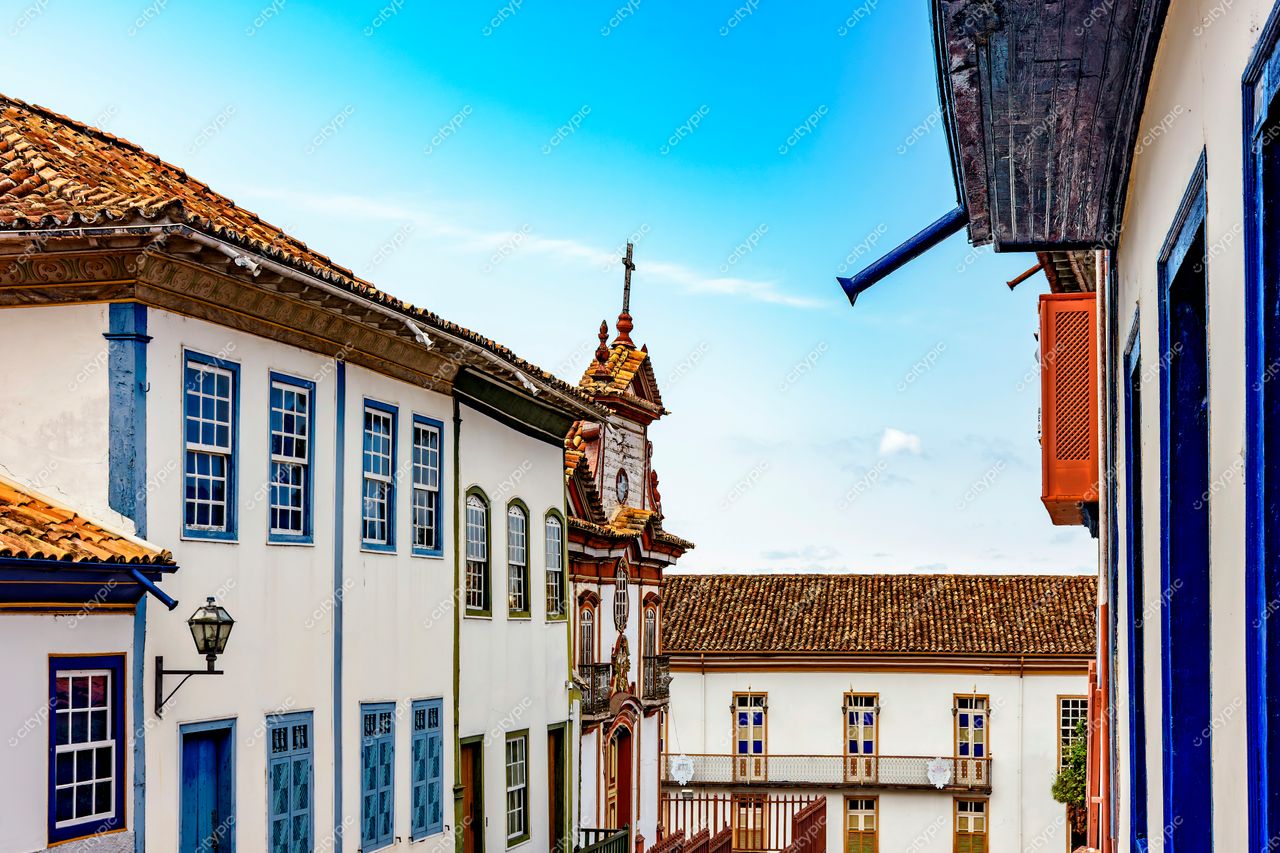 Diamantina, Minas Gerais: Rua colonial com capela ornamental e atmosfera serena