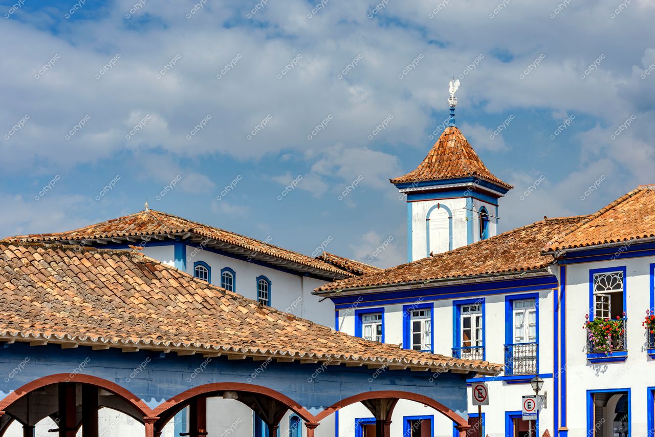 Diamantina, Minas Gerais: Arquitetura Histórica em Branco e Azul Vibrante