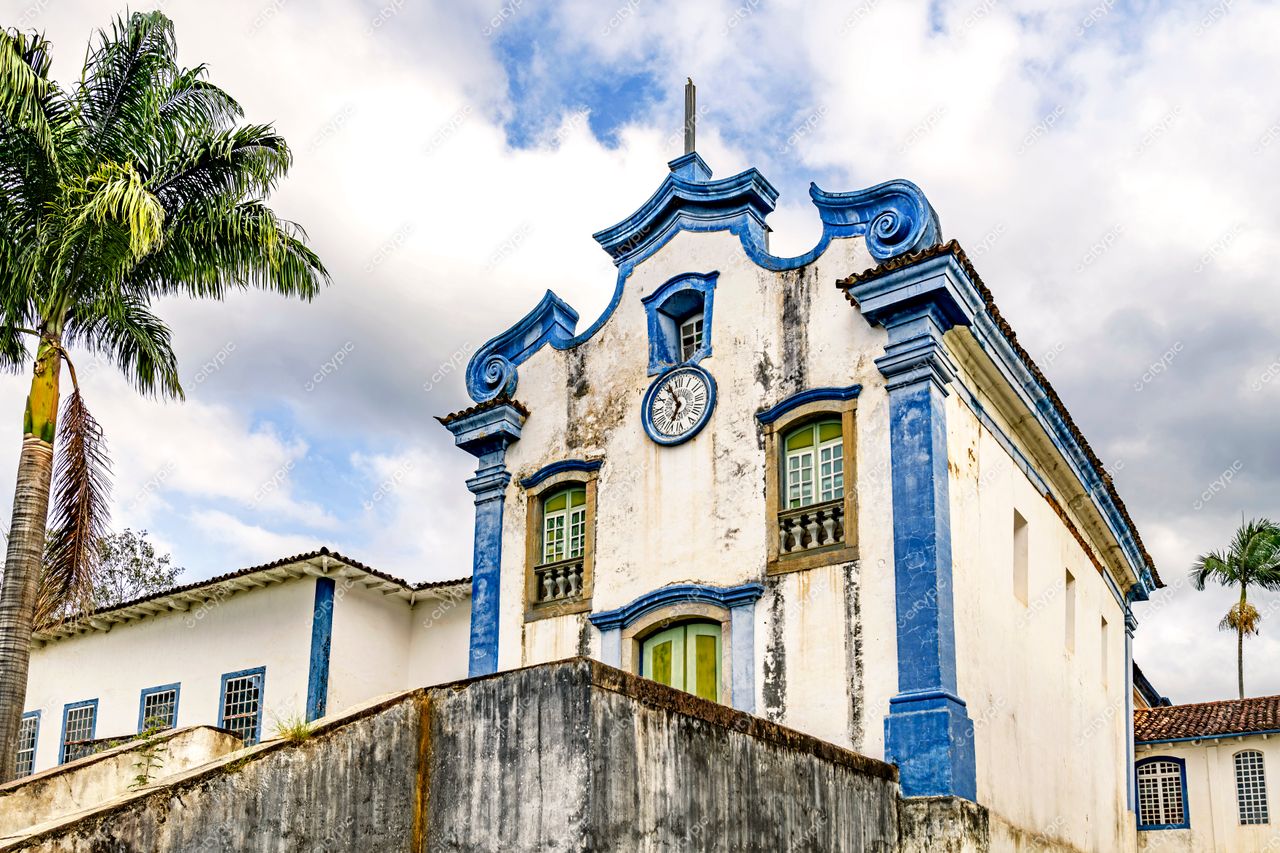 Mariana, Minas Gerais: Edifício Histórico com Detalhes em Azul Vibrante