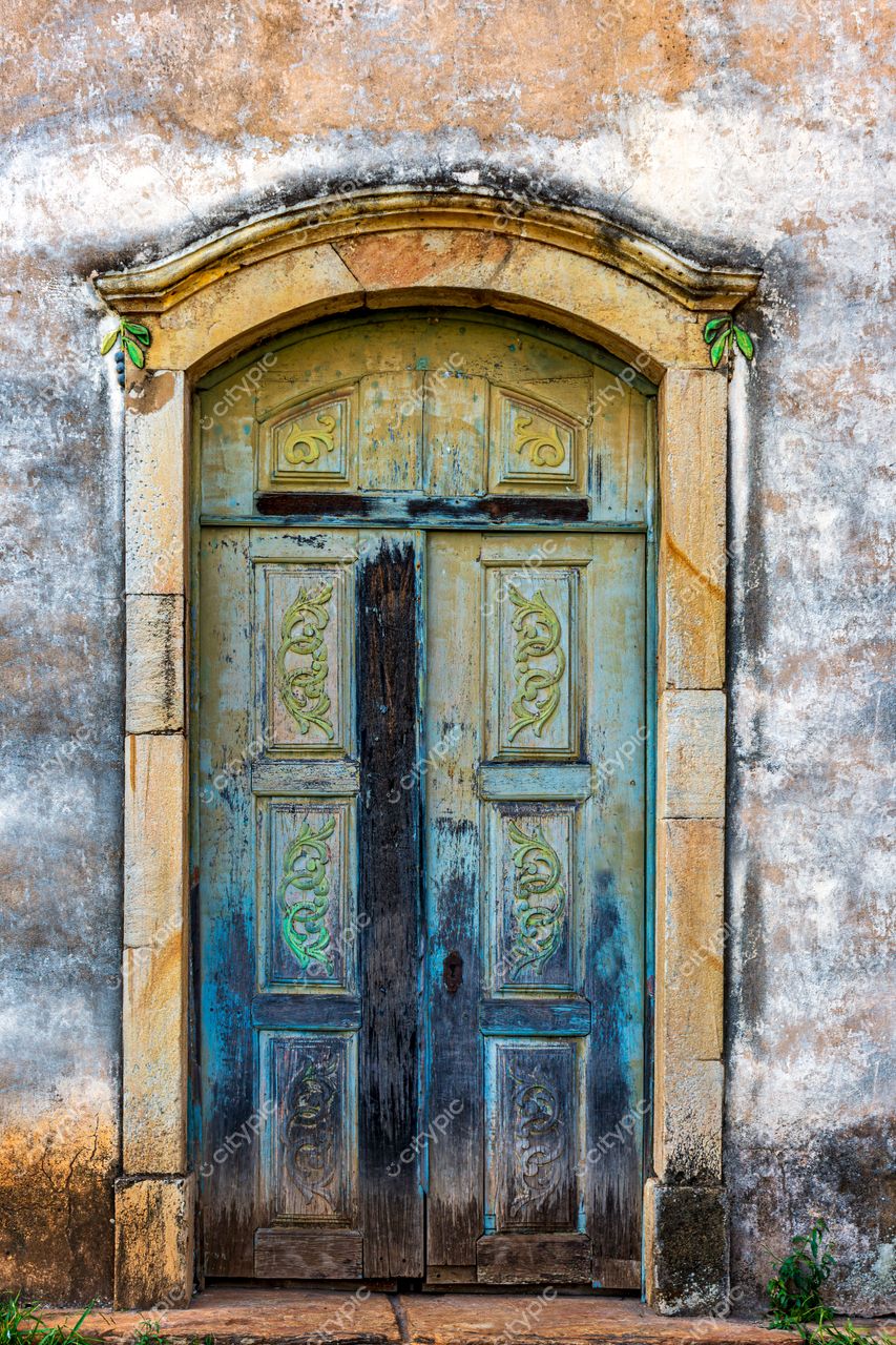 Ouro Preto, Minas Gerais: Porta de madeira antiga e desgastada em meio à arquitetura colonial