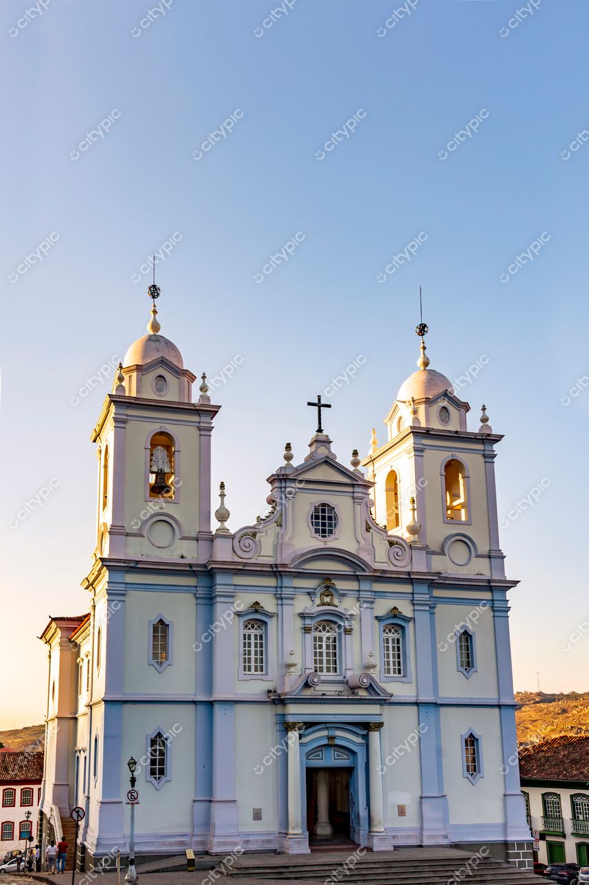 Diamantina, Minas Gerais: A imponente fachada da Igreja de São Francisco de Assis ao entardecer