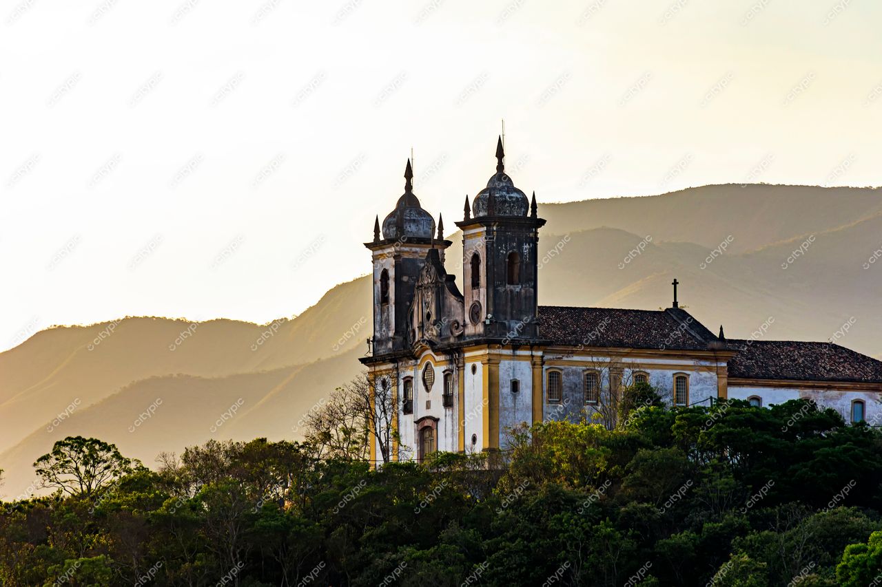 Ouro Preto, Minas Gerais: Igreja Barroca em meio à paisagem encantadora