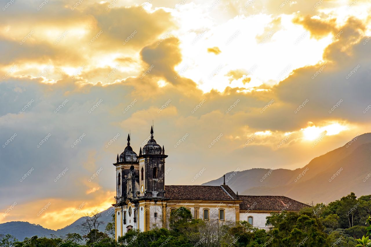 Ouro Preto, Minas Gerais: Igreja Barroca ao Entardecer sob um Céu Dramático
