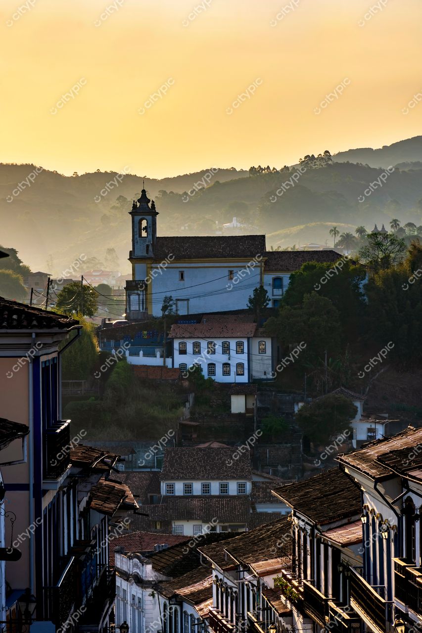 Ouro Preto ao Amanhecer: Casas Coloniais, Igrejas e Montanhas