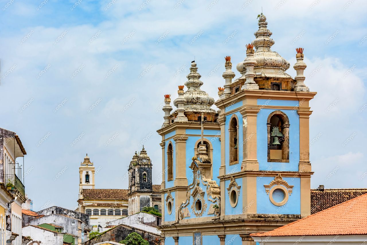 Pelourinho, Salvador: Torre da igreja em destaque na vibrante arquitetura colonial da cidade