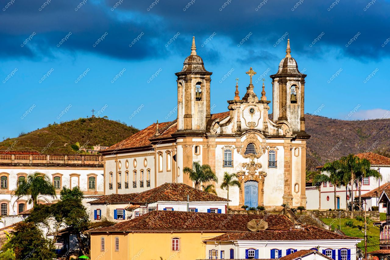 Ouro Preto, Minas Gerais: A majestosa Igreja de São Francisco de Assis e sua arquitetura barroca em meio às montanhas e edifícios coloniais coloridos