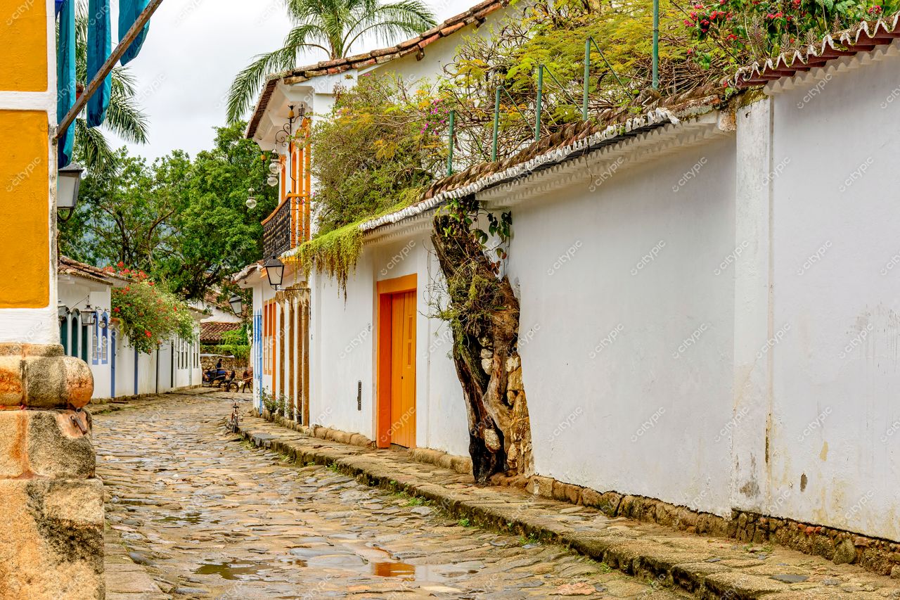 Paraty, Rio de Janeiro: Rua charmosa com casas brancas e detalhes coloridos