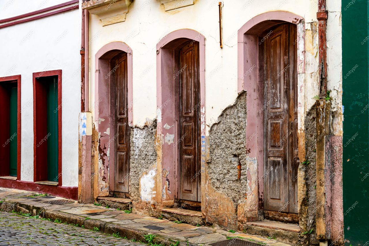 Ouro Preto, Minas Gerais: Portas de madeira desgastadas em casarão histórico