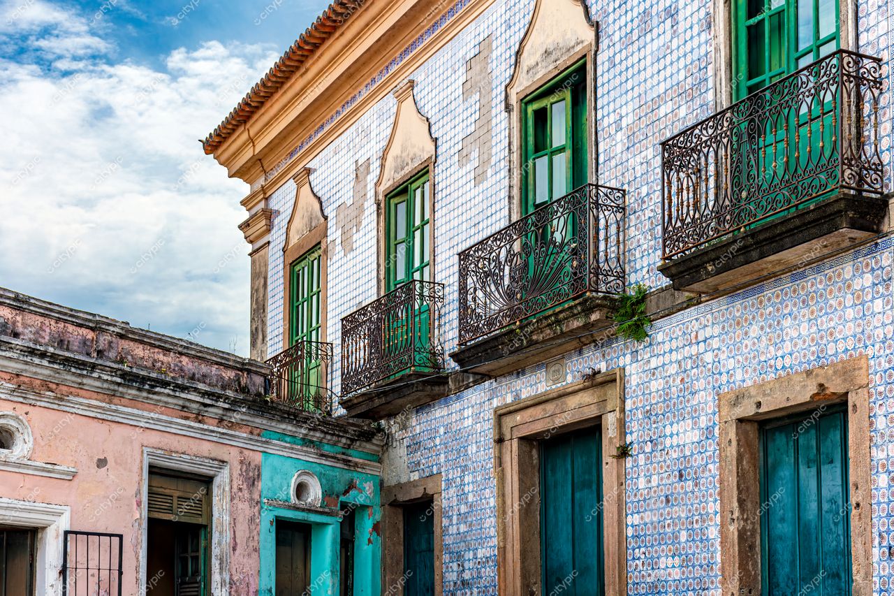 Pelourinho, Salvador, Bahia: Fachada encantadora com azulejos brancos e azuis