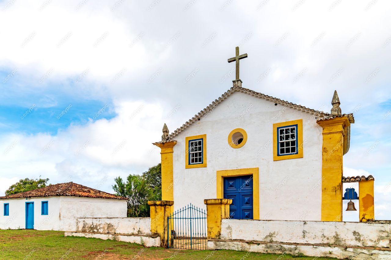 Ouro Preto, Minas Gerais: Capela Branca com Detalhes em Amarelo e Janelas Azuis