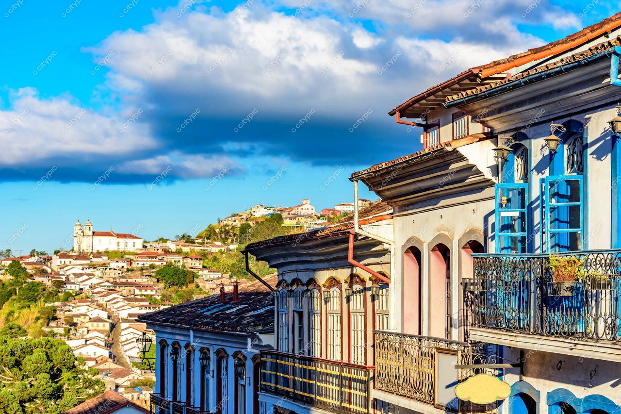 Ouro Preto, Minas Gerais: Encantadora vista da cidade histórica com fachadas coloridas e paisagem montanhosa