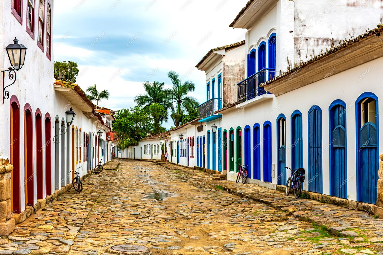 Paraty, Rio de Janeiro: Rua histórica pavimentada com pedras irregulares e casas coloniais coloridas