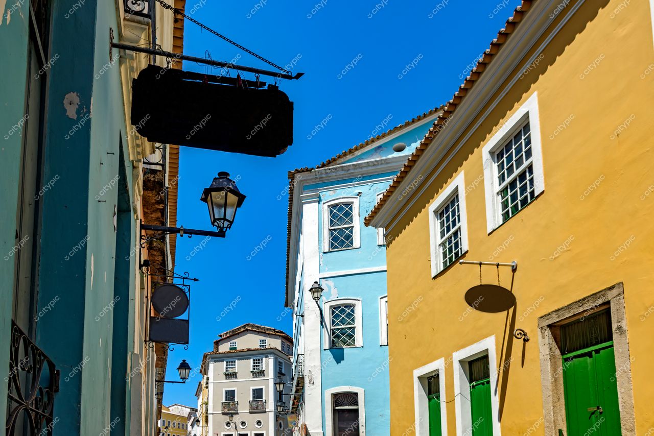 Pelourinho, Salvador: Ruas encantadoras em tons de azul e amarelo
