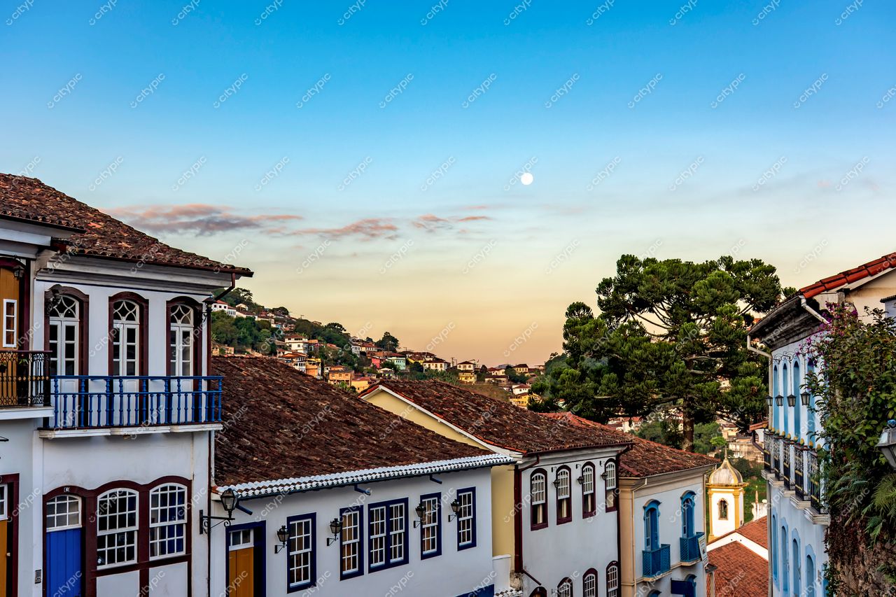 Ouro Preto, Minas Gerais: Encantadora paisagem histórica em tons vibrantes ao entardecer