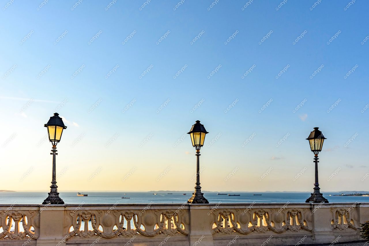 Postes de Luz Ornamentais à Beira-Mar em Salvador, Bahia