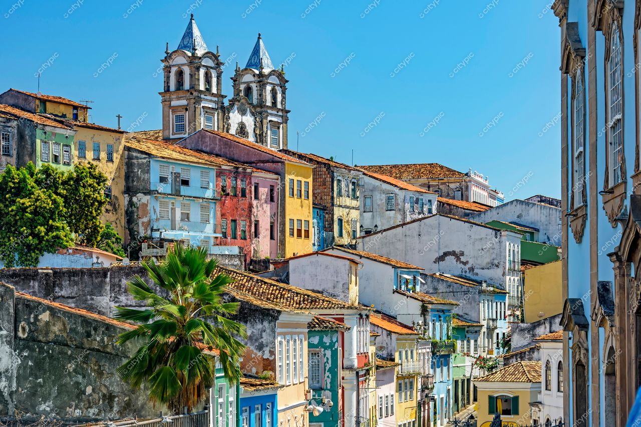 Pelourinho, Salvador: A vibrante arquitetura colonial em tons de azul, rosa, amarelo e verde
