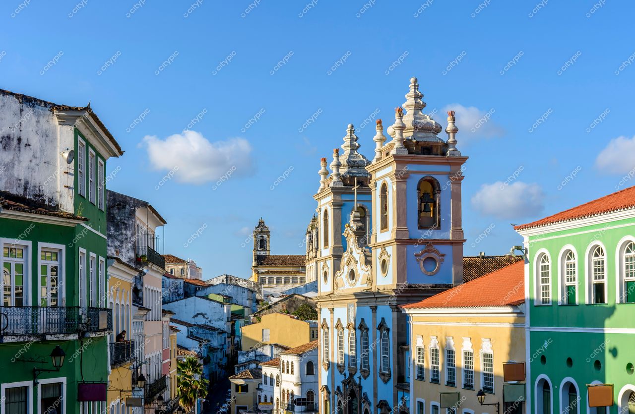 Pelourinho, Salvador: Vista encantadora do bairro histórico com igreja ornamentada e fachadas coloridas