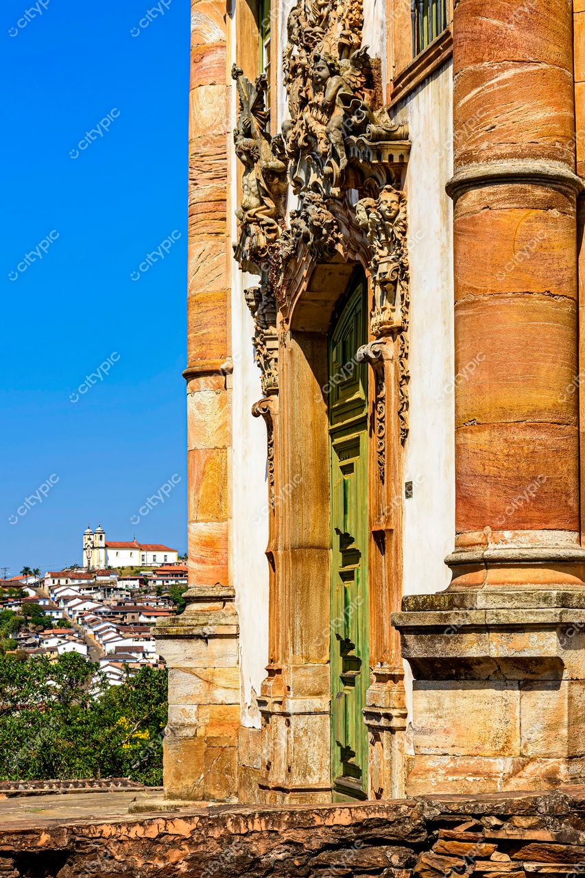 Ouro Preto, Minas Gerais: Portal Barroco e Vista Deslumbrante da Cidade