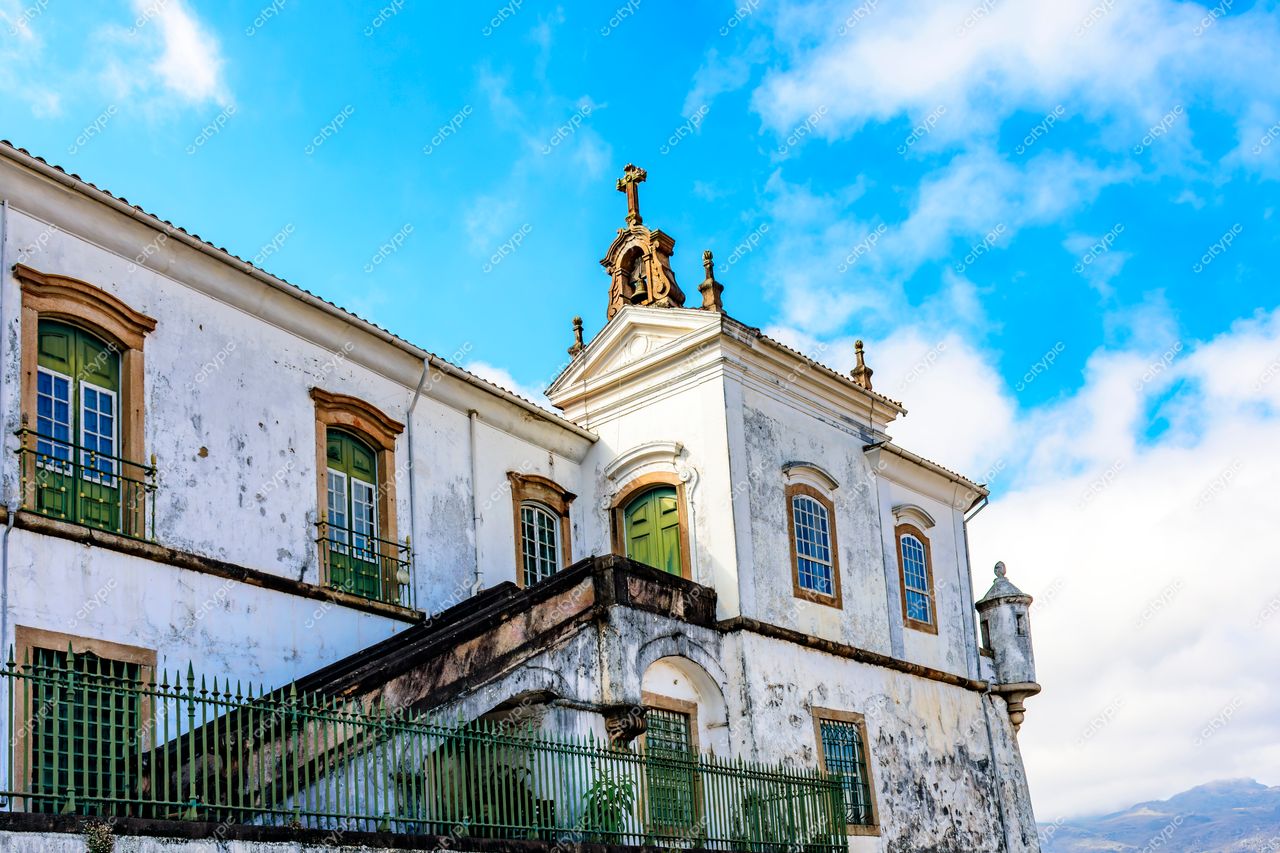 Ouro Preto, Minas Gerais: Fachada de um antigo edifício histórico com detalhes clássicos e atmosfera tranquila